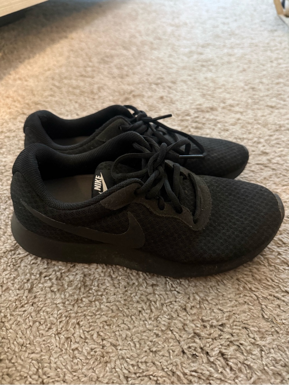Nike Women’s Black Mesh Lace-Up Sneakers